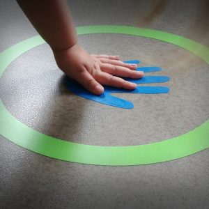 naklejki na podłogę dla dzieci dłonie stopy